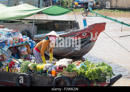 vietnamesische Dame verkaufen Getränke und Speisen von ihr Boot bei Cai Rang schwimmende Märkte, Mekong-Delta, Vietnam Stockfoto