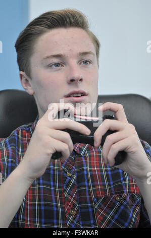 Teenager mit einem Sony Playstation4-controller Stockfoto