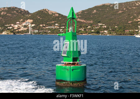 Grüne Boje mit Solarbatterie und Dreiecksform auf der Oberseite. Rechten Kanal Grenze Mark für sicheres Schiffsnavigation Stockfoto