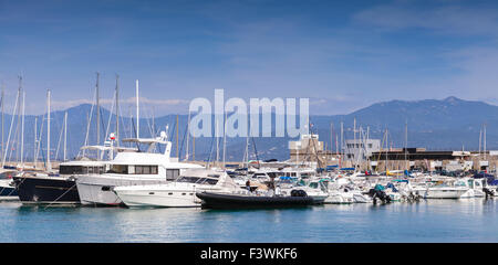 Segelyachten und Motorboote Vergnügen vor Anker im Hafen von Ajaccio, Korsika, Frankreich Stockfoto