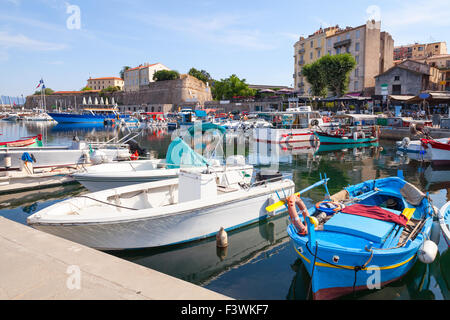 Kleine hölzerne Fischerboote vertäut im Hafen von Ajaccio, Korsika, Frankreich Stockfoto