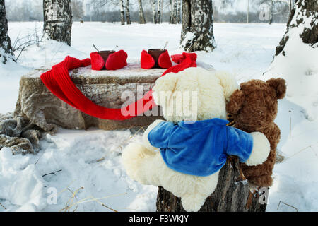 Teddy Bären ruhen im Winterwald Stockfoto