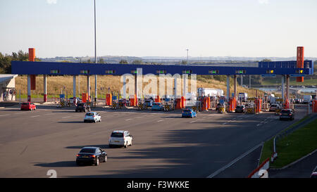 Zollschranken auf die nördliche Anfahrt zum Tyne Tunnel in North Shields, Newcastle, England. Stockfoto