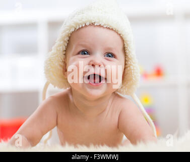 Süße kleine Baby in die Kamera schauen und weared in weißen Hut. Stockfoto