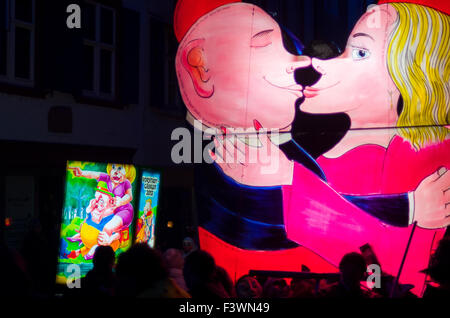 Der morgenstraich ist der Beginn der Basler Fasnet, um 4 Uhr morgens Hunderte von bunten Laterns erhalten beleuchtet und durch die Straße durchgeführt Stockfoto