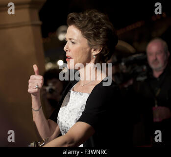 Annette Bening gibt den Daumen nach oben Stockfoto