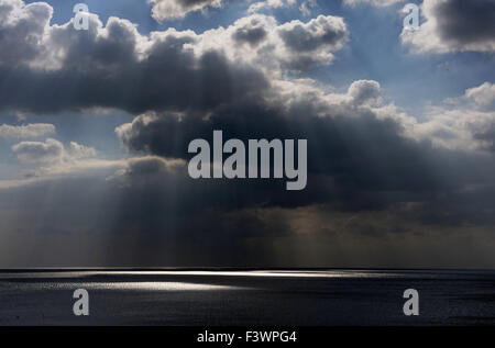Brighton, Großbritannien. Sonnenstrahlen brechen durch die bedrohlichen dunklen Wolken, die sich vor dem Strand von Brighton bilden Stockfoto