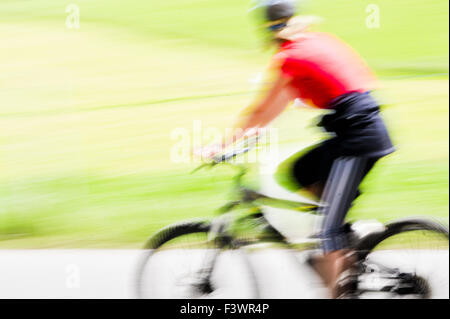 junge Frau auf cross Country bike Stockfoto