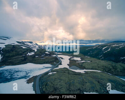 Luftaufnahme des kalten Felslandschaft in Mountain pass Ryfylke in Norwegen Stockfoto