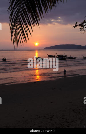 Sonnenuntergang am Strand Aonang Stockfoto