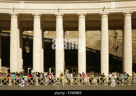 Lange Schlange von Touristen warten auf die Vatikanischen Museen, Piazza San Pietro, Vatican Stadt, Rom, Italien zu betreten. Stockfoto