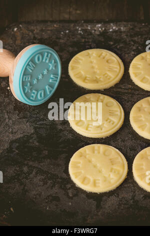 Ungekocht Shortbread mit Stempel Stockfoto