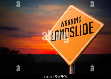 Erdrutsch auf Warnung Straßenschild. Stockfoto