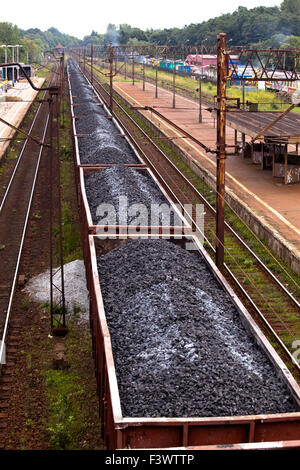 Kohlezug der Station auf der Durchreise Stockfoto