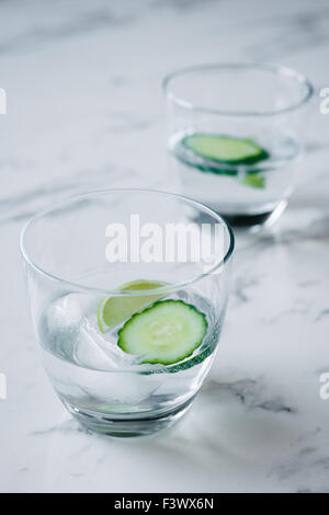 Gin Tonic mit Gurke, auf eine Tischplatte aus Marmor Stockfoto
