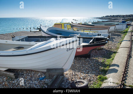 Kleine Fischerboote am Strand von Selsey Bill Schindel Stockfoto