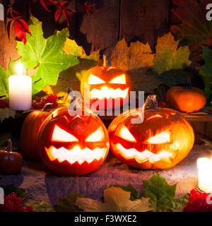 Halloween-Kürbisse auf Holztisch Hintergrund Stockfoto