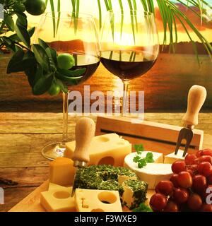 Käse und Rotwein Stockfoto