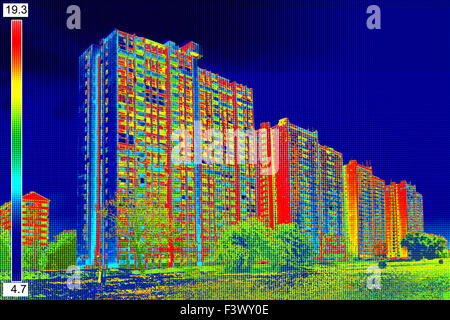 Infrarot-Thermografie-Bild zeigt mangelnde Wärmedämmung auf Wohnhaus Stockfoto