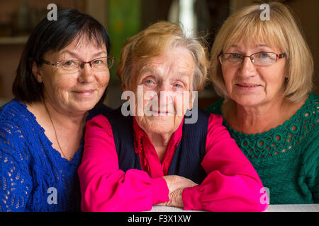 Ältere Frau mit zwei erwachsenen Töchtern. Stockfoto