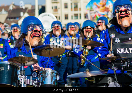 Der grosse Umzug bei Basler fasnet ist eines der spektakulärsten Ereignisse, maskierten Bands spielen die berühmten guggenmusic Stockfoto