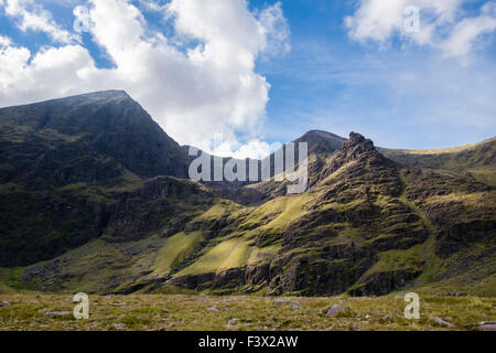 Blick auf Coomcallee Glen zwischen Carrauntoohil und Beenkeragh von Hexen Glen mit Hags Zahn Rock in MacGillycuddy Reeks, Irland Stockfoto