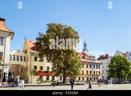 Die sieben Häuser und überdachten Durchgang verbunden, Rathaus in Plac Ratuszowy oder Rathausplatz, Jelenia Gora, Polen Stockfoto