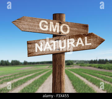 GVO und Naturstrasse unterzeichnen mit Erbse Feld als Hintergrund Stockfoto