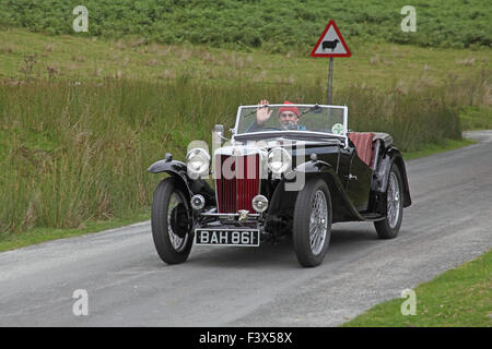 Alten MG-Sportwagen unterwegs über Craig Goch Damm in der Elan-Tal Stockfoto