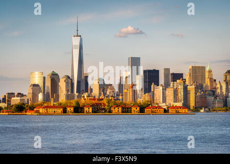 Hafen von New York Blick auf die World Trade Center und Lower Manhattan mit Financial District Wolkenkratzer und Ellis Island. USA