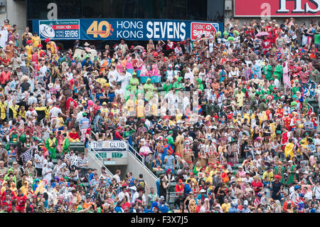 Massen von Fans tragen Kostüme in der Südkurve des Hong Kong Stadium Sevens Rugby Ereignis. Stockfoto