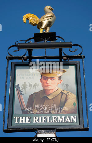 Melden Sie sich für den Schütze-Pub, Twickenham, England, frank Edwards, der erste Weltkrieg "Fußballer von Loos' Darstellung Stockfoto