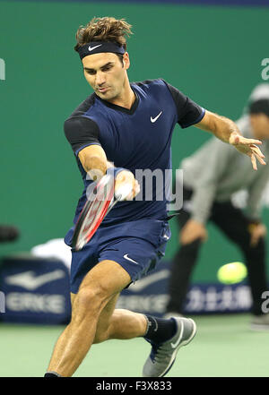 Shanghai, China. 13. Oktober 2015. Roger Federer der Schweiz trifft eine Rückkehr zu Albert Ramos-Vinolas von Spanien in den Männern Singles zweiten Vorrundenspiel beim Shanghai Masters-Tennisturnier in Shanghai, China, 13. Oktober 2015. Federer verlor mit 1: 2. Bildnachweis: Fan Jun/Xinhua/Alamy Live-Nachrichten Stockfoto