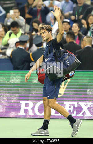 Shanghai, China. 13. Oktober 2015. Roger Federer der Schweiz Wellen zu den Zuschauern nach der Herren Einzel zweiten Vorrundenspiel gegen Albert Ramos-Vinolas von Spanien beim Shanghai Masters-Tennisturnier in Shanghai, China, 13. Oktober 2015. Federer verlor mit 1: 2. Bildnachweis: Fan Jun/Xinhua/Alamy Live-Nachrichten Stockfoto