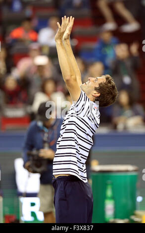 Shanghai, China. 13. Oktober 2015. Albert Ramos-Vinolas von Spanien feiert nach dem zweiten Vorrundenspiel gegen Roger Federer der Schweiz beim Shanghai Masters-Tennisturnier in Shanghai, China, 13. Oktober 2015 der Männer zu gewinnen Einzel. Albert Ramos-Vinolas 2: 1 gewonnen. Bildnachweis: Fan Jun/Xinhua/Alamy Live-Nachrichten Stockfoto