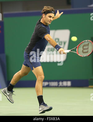 Shanghai, China. 13. Oktober 2015. Roger Federer der Schweiz trifft eine Rückkehr zu Albert Ramos-Vinolas von Spanien in den Männern Singles zweiten Vorrundenspiel beim Shanghai Masters-Tennisturnier in Shanghai, China, 13. Oktober 2015. Federer verlor mit 1: 2. Bildnachweis: Fan Jun/Xinhua/Alamy Live-Nachrichten Stockfoto