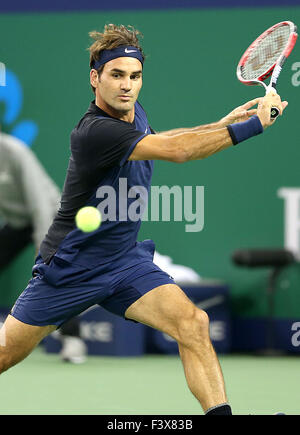 Shanghai, China. 13. Oktober 2015. Roger Federer der Schweiz trifft eine Rückkehr zu Albert Ramos-Vinolas von Spanien in den Männern Singles zweiten Vorrundenspiel beim Shanghai Masters-Tennisturnier in Shanghai, China, 13. Oktober 2015. Federer verlor mit 1: 2. Bildnachweis: Fan Jun/Xinhua/Alamy Live-Nachrichten Stockfoto