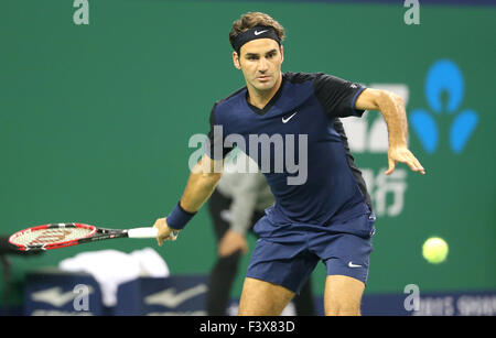 Shanghai, China. 13. Oktober 2015. Roger Federer der Schweiz trifft eine Rückkehr zu Albert Ramos-Vinolas von Spanien in den Männern Singles zweiten Vorrundenspiel beim Shanghai Masters-Tennisturnier in Shanghai, China, 13. Oktober 2015. Federer verlor mit 1: 2. Bildnachweis: Fan Jun/Xinhua/Alamy Live-Nachrichten Stockfoto