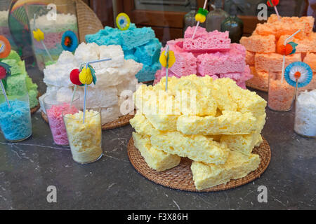 Gelb-multicolor Baiser Kuchen in Haufen Stockfoto