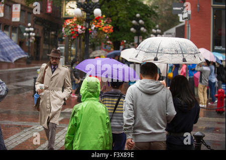 Menschen halten Sonnenschirme im Regen, Vancouver. Stockfoto