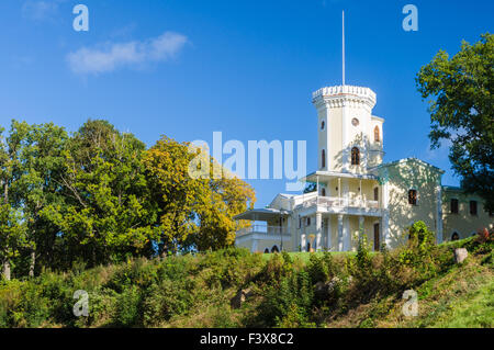 Keila-Joa Herrenhaus (Schloss Herbst) auf Hügel gegen blauen Himmel, Harjumaa, Estland Stockfoto