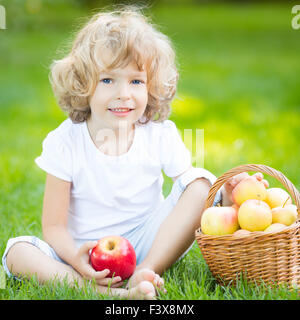 Kind mit Picknick Stockfoto