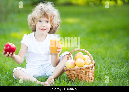 Kind mit Picknick Stockfoto
