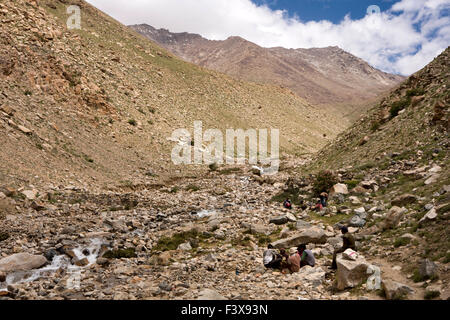 Indien, Jammu & Kashmir, Ladakh, Leh, Bihari Migranten Straßenarbeiter ruht in großer Höhe Rocky River Tal Stockfoto