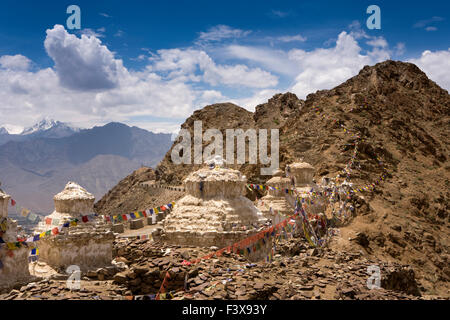 Indien, Jammu & Kashmir, Ladakh, Leh, Linie von Chörten am Eingang zum Kloster Namgyal Tsemos Gompa Stockfoto