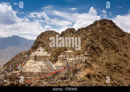 Indien, Jammu & Kashmir, Ladakh, Leh, Linie von Chörten am Eingang zum Kloster Namgyal Tsemos Gompa Stockfoto