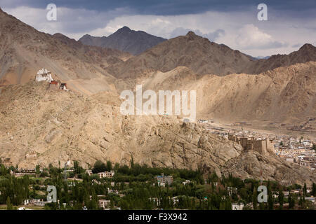 Indien, Jammu & Kashmir, Ladakh, Leh, erhöhten Blick auf Namgyal Tsemos Gompa und Palast mit Leh unten Stockfoto