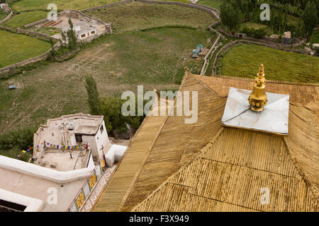 Indien, Jammu & Kashmir, Ladakh, Leh, Spituk, Pethub Galdan Targaisling Kloster Blick auf die umliegende Landschaft von Gompa Dach Stockfoto