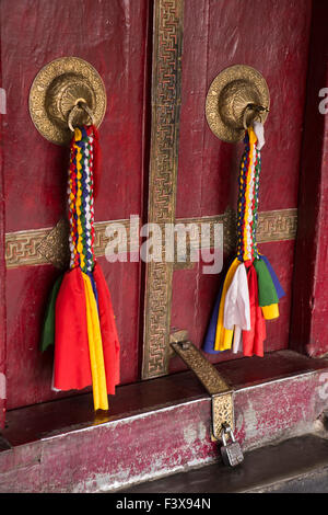 Indien, Jammu & Kashmir, Ladakh, Leh, Spituk Kloster, bunte Textilien Quasten an Gompa Tür Stockfoto