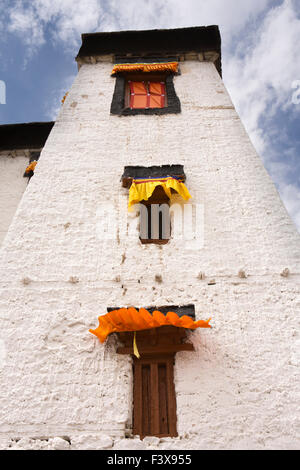 Indien, Jammu & Kashmir, Ladakh, Leh, Spituk Kloster, bunte orange Textilien wogenden über Gompa Fenster Stockfoto